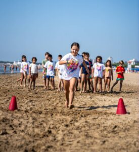 ragazzi che fanno attività in spiaggia