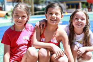 bambini a bordo piscina durante un camp estivo