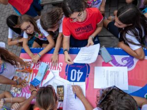 bambini che presentano domande