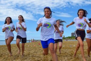 ragazze che corrono sulla spiaggia