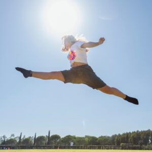 ragazza che fa un salto