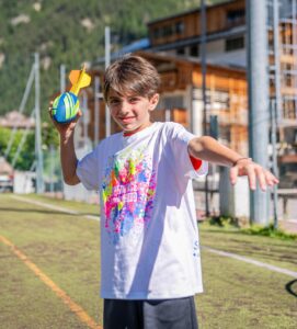 bambino che gioca con un pallone