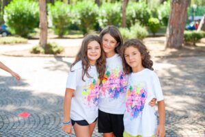 ragazze in posa durante un campo estivo